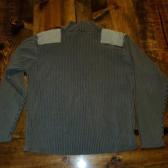 Levi's green sweater with crem shoulder patches Large - Picture 12 of 12